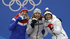 Medailistky z biatlonového sprintu (zleva) Marte Olsbuová, Laura Dahlmeierová a...