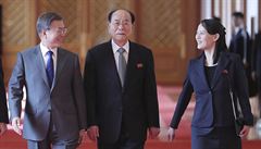 Jihokorejský prezident Mun e-in (vlevo) kráí spolu se éfem loutkového...