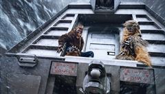 Han Solo (Alden Ehrenreich) a jeho vrný druh Chewbacca v novém snímku Solo: A...