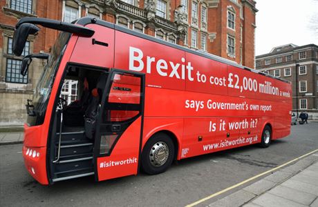 ervený autobus v Británii varuje ped vysokou cenou za brexit