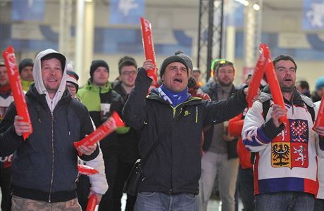 Návtvníci olympijského parku v Brn fandí hokejistm v semifinálovém...