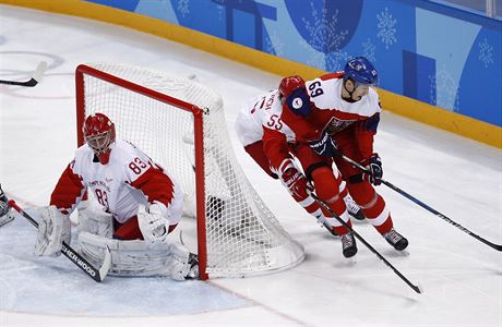 Luk Radil (69) ped ruskou brankou bhem semifinle hokejovho turnaje ZOH...