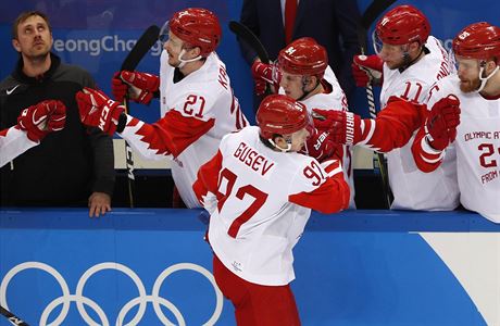 Gusev slaví gól na 1:0 OSR proti eskému týmu v semifinále ZOH 2018.