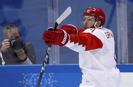 Ruský hokejista Vladislav Gavrikov (4) slaví druhý gól v eské síti v...