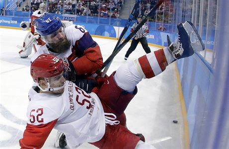 Adam Poláek (61) v souboji se Sergejem irokovem (52) v semifinále ZOH 2018...