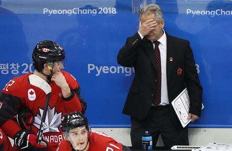 Zklamaný kanadský kou Willie Desjardins poté, co Kanada prohrála semifinále...