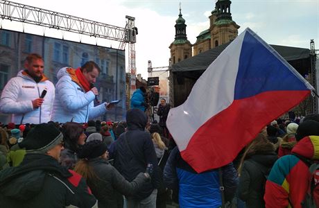 eské vlajky jsou pi vítání olympionik z Pchjongchangu samozejmostí.