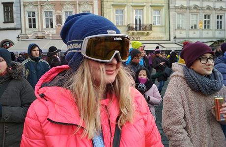 Fanynka s lyaskými brýlemi eká na Ester Ledeckou na Staromstském námstí.