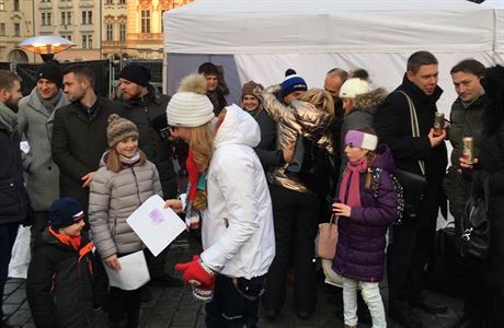 Ester Ledecká a malé fanynky na Staromstském námstí.