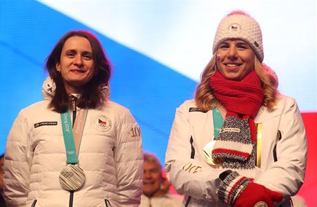 Ester Ledecká a Martina Sáblíková na pódiu na Staromstském námstí.