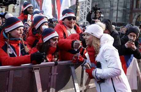 Ester Ledecká s fanouky na Staromstském námstí po svém návratu z Koreje.