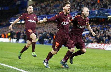 Lionel Messi oslavuje s Andresem Iniestou gól do sít Chelsea
