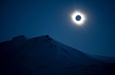 Úplné zatmní v Longyearbyen na picberkách.