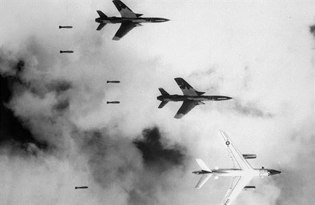 F-105 a B-66 nad Severnm Vietnamem.