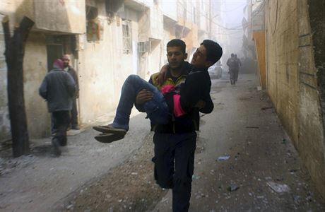 Zranný civilista po útocích syrské armády ve východní Ghút.