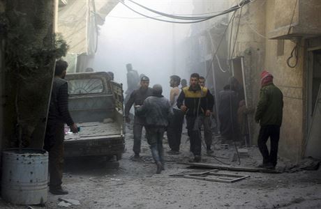 Zábry po bombových útocích na syrské msto Ghúta.