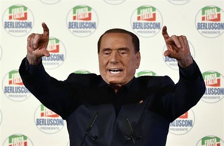 Silvio Berlusconi na mítinku v Milán.