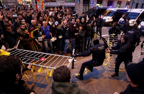 Zásah policejních sloek ped demonstranty v Barcelon.
