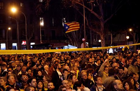 Pvrenci katalnsk nezvislosti v centru Barcelony.