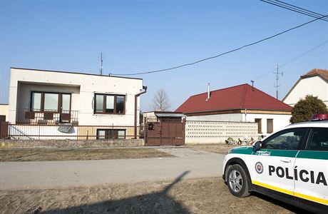 Policie ped domem zavradného slovenského novináe Jána Kuciaka.