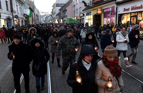 Lidé v Bratislav na pochodu na poest novináe Kuciaka.