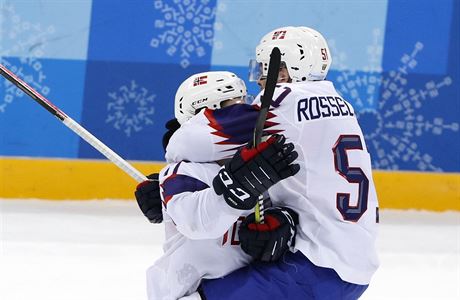 Alexander Bonsaksen a Mats Rosseli Olsen (vpravo) se radují z postupu do...