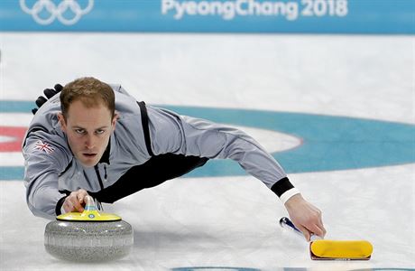 skip Kyle Smith z Velké Británie pi curlingovém utkání