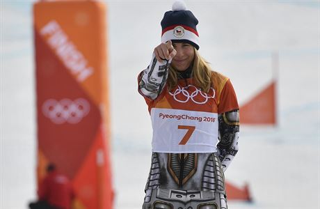 Ester Ledecká po výhe v paralelním obím slalomu na zimních olympijských hrách...
