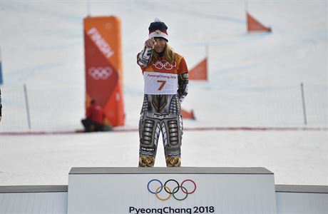 Ester Ledecká po výhe v paralelním obím slalomu na zimních olympijských hrách...