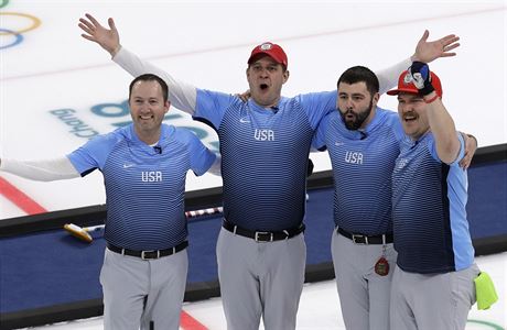 Americký tým slaví zisk senzaního zlata z curlingového turnaje.
