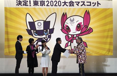 Rjo Tanigui (vpravo) designr olympijksch maskot pro Tokio 2020 pi odhalen...