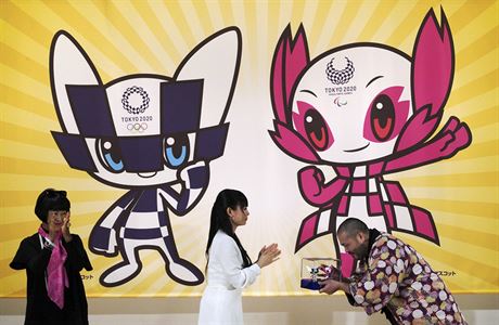 Ryo Tanigui (vpravo), designr maskot na olympijsk hry v Tokiu 2020