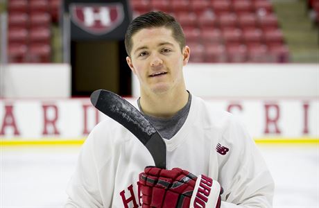 Americk hokejista Ryan Donato v dresu univerzity Harvard