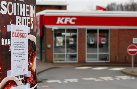 Cedule u KFC oznamuje, e prodejna je zavená.