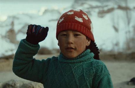 Kluina z vesnice Mulbekh v Malm Tibetu v Indii vystupuje ve videu jako velk...