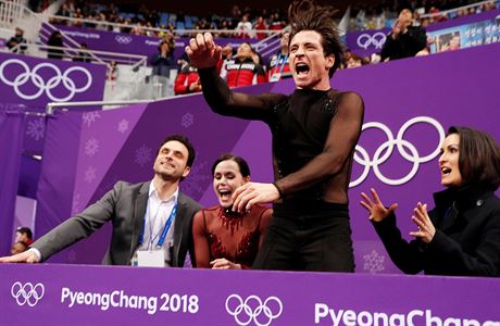 Kanaané Tessa Virtueová a Scott Moir se práv dozvdli, e mají zlato a...