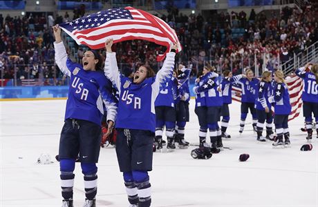 Amerianky slav zlatou olympijskou medaili.