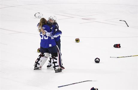 Nhradn brankka Alex Rigsbyov a Monique Lamoureux-Morandov slav.