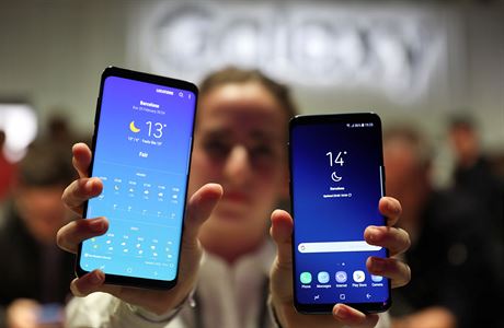 Hosteska drí v ruce nové telefony Samsung S9 (R) and S9 Plus.