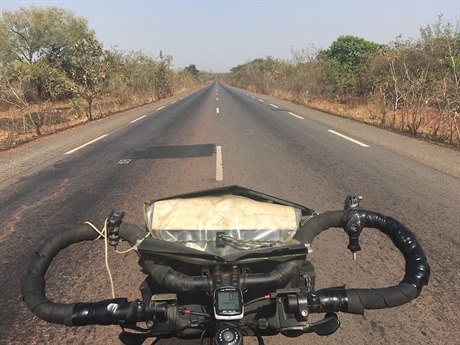 Vjídím do Burkiny Faso. Moc asto tady asi bílé cyklisty s plnou polní...