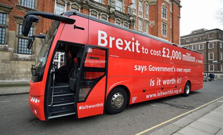 ervený autobus v Británii varuje ped vysokou cenou za brexit