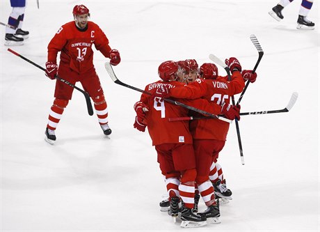 Ruští hokejisté slaví jeden z gólů v norské síti.