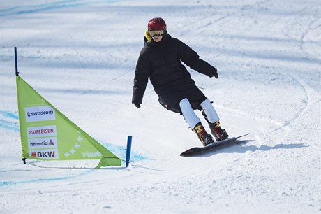 Ester Ledecká pi tréninku na snowboardu.