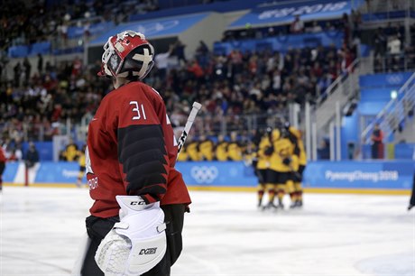 Kanadský branká Kevin Poulin (31) po jednom z inkasovaných gól od Nmecka v...