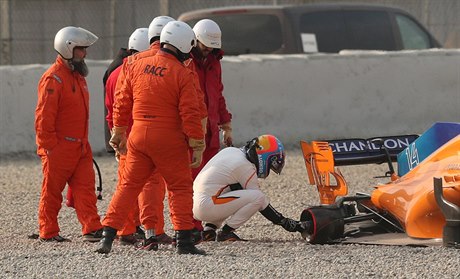 Fernando Alonso si prohlíí svj monopost, kterému chybí zadní pravé kolo.
