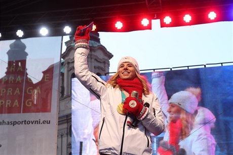 Ester Ledecká před fanoušky na Staroměstském náměstí.