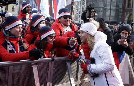 Ester Ledecká s fanoušky na Staroměstském náměstí po svém návratu z Koreje.
