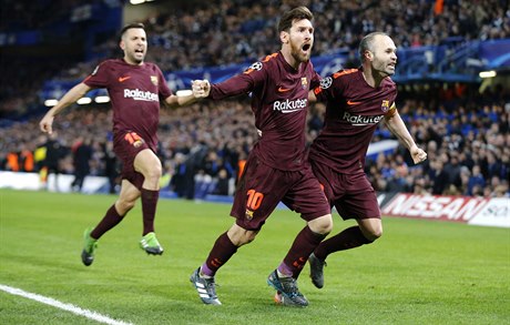 Lionel Messi oslavuje s Andresem Iniestou gól do sítě Chelsea