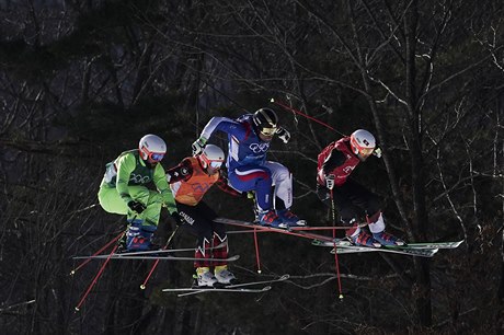 Kanadský skikrosa Dave Duncan, jeho manelka Maja a trenér Willy Raine dostali...