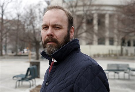 Rick Gates ped federálním soudem ve Washingtonu.